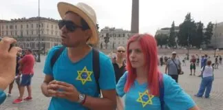 Sono circa 200 le persone riunite in piazza del Popolo per la manifestazione IoApro dei ristoratori contro le nuove norme sul green pass