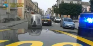 All’esito di mirati accertamenti svolti per reati societari nei confronti dei titolari di una società esercente l’attività di commercializzazione di opere d’arte operante sul territorio nazionale, dichiarata fallita dal Tribunale di Reggio Calabria, i militari del Comando Provinciale della locale Gdf nella mattina odierna hanno dato esecuzione ad un’ordinanza che ha disposto il sequestro preventivo finalizzato alla confisca di € 46.766,28
