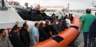 Nella decorsa serata, agenti della Squadra Mobile, congiuntamente a militari della Guardia di Finanza, Sezione Navale di Siracusa, hanno arrestato in flagranza di reato due cittadini ucraini, rispettivamente di 44 e 42 anni, gravemente indiziati, in concorso fra loro, del delitto di favoreggiamento dell’immigrazione clandestina