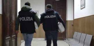 Nella notte appena trascorsa, circa 80 operatori della Polizia di Stato sono stati impegnati in una vasta azione anticrimine che ha portato all’esecuzione di 11 misure cautelari emesse a carico di altrettante persone, di cui 5 restrizioni in carcere, 5 arresti domiciliari e 1 obbligo di dimora