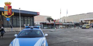 I Carabinieri del Nucleo Scalo Termini e gli Agenti del Commissariato Viminale, diretto da Mauro Baroni, hanno arrestato S.D.C., cittadino rumeno di 25 anni, H.M.A.M., cittadino egiziano di 19 anni, S.M.A.M., cittadino egiziano di 21 anni e T.M., cittadino egiziano di 24 anni, in esecuzione dell’ordinanza di custodia cautelare in carcere emessa dal G.I.P. presso il Tribunale di Roma su richiesta della Procura della Repubblica presso il Tribunale locale – Pool reati contro il patrimonio, perché in concorso tra loro e con un’altra persona resasi irreperibile, si sono resi responsabili dei reati di rapina pluriaggravata ai danni di due giovani, rispettivamente un romeno ed un ecuadoregno nei pressi della Stazione Termini, il 18 maggio scorso