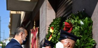 E’ questo…, il momento in cui… stamane il Questore di Palermo, Leopoldo Laricchia, ha deposto una Corona d’alloro in via Francesco Paolo Di Blasi, in ricordo di Giorgio Boris Giuliano