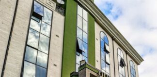 Nella serata di sabato scorso, a Zambrone i poliziotti della Squadra Amministrativa, coadiuvati dal Nucleo Artificieri di Catanzaro, hanno interrotto uno spettacolo pirotecnico organizzato in occasione dei festeggiamenti della Santa Patrona, perché hanno sorpreso un soggetto intento ad accendere gli articoli pirotecnici