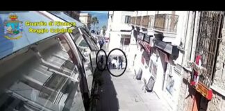 I militari del Comando Provinciale della Guardia di Finanza di Reggio Calabria hanno eseguito, in data odierna, un’ordinanza di applicazione della misura cautelare personale coercitiva degli arresti domiciliari nei confronti di 2 agenti della Polizia Locale reggina e e della misura cautelare personale interdittiva della sospensione dall’esercizio del pubblico ufficio rivestito per la durata di dodici mesi nei confronti di altri 7 agenti, nonché sottoposto alla misura cautelare reale del sequestro preventivo una depositeria giudiziaria autorizzata, iscritta all’Albo Prefettizio