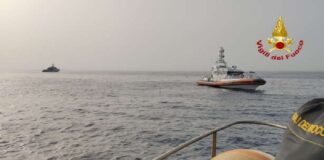 Questa mattina, intorno alle ore 5 gli specialisti nautici del Nucleo Navale dei Vigili del fuoco di Messina, sono intervenuti per salvare una imbarcazione della Guardia di finanza in fiamme, a largo del comune di Africo Nuovo (RC) sulla sponda ionica calabra