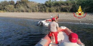 Nel pomeriggio di domenica 4 luglio 2021…, poco dopo le 18.00 gli specialisti nautici del nucleo navale dei Vigili del fuoco di Milazzo sono intervenuti, con il gommone VF Sar22, al largo delle coste di Monforte Marina