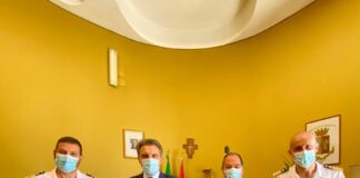 Nella mattinata di oggi, il #Questore, alla presenza del #Vicario, ha ricevuto in Questura la visita del Comandante del Supporto Logistico e del Presidio della Marina Militare di Messina, Capitano di Vascello Giuseppe Catapano, e del Capitano di Vascello Mario Giancarlo Lauria, che dal prossimo 30 luglio lo avvicenderà