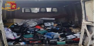 Sono stati arrestati, stanotte, per il reato di furto aggravato in concorso, tre messinesi, rispettivamente di 27, 39 e 49 anni, tutti con pregiudizi specifici per furto e ricettazione