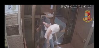 Sono accusati di aver commesso numerosi furti eseguiti l’estate scorsa tra Trapani e Palermo, i tre ladri seriali arrestati alle prime luci dell’alba dagli agenti della Squadra Mobile della Questura di Trapani, coadiuvati dai colleghi di Palermo, in esecuzione di un’ordinanza di custodia cautelare in carcere emessa dal GIP di Trapani, su richiesta della locale Procura