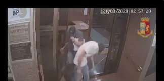 Sono accusati di aver commesso numerosi furti eseguiti l’estate scorsa tra Trapani e Palermo, i tre ladri seriali arrestati alle prime luci dell’alba dagli agenti della Squadra Mobile della Questura di Trapani, coadiuvati dai colleghi di Palermo, in esecuzione di un’ordinanza di custodia cautelare in carcere emessa dal GIP di Trapani, su richiesta della locale Procura