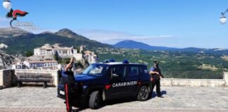 I Carabinieri delle Stazioni di Muro Lucano e Bella (PZ) hanno arrestato in flagranza di reato un 32enne di Muro Lucano per danneggiamento e lesioni personali, in concorso con un 30enne, anch’egli del luogo, che è stato deferito a piede libero all’Autorità Giudiziaria per i medesimi reati