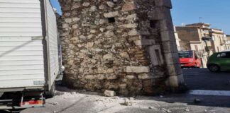 E’ stato transennato dai vigili del fuoco lo storico arco di porta Messina, noto accesso del corso Umberto, via principale di Taormina
