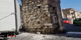 E’ stato transennato dai vigili del fuoco lo storico arco di porta Messina, noto accesso del corso Umberto, via principale di Taormina