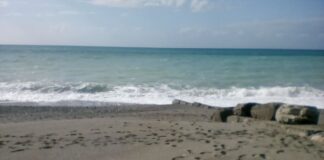 Ecco il pensiero del primo cittadino di Paola (Cs), dopo il decesso accaduto lunedì 16 agosto sull’arenile della cittadina calabrese dove ha perso la vita il Carabiniere Antonio Carbone (originario del luogo ma da tempo trasferitosi a Torino) colto da un ictus a seguito di una lite con un bagnante