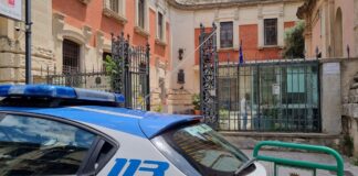 Personale delle #Volanti ha eseguito ieri l’ordinanza di misura cautelare, emessa dal Tribunale di Messina, a carico di un quarantaduenne, originario di Siracusa, ritenuto responsabile dei reati di truffa e stalking