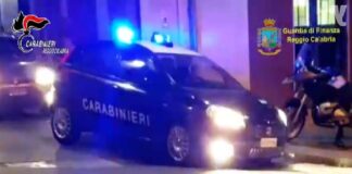 Nel contesto delle indagini coordinate dalla Procura della Repubblica – Direzione Distrettuale Antimafia di Reggio Calabria, diretta dal Procuratore Giovanni Bombardieri, nell’ambito dell’operazione denominata “Mercato Libero”, che si è dispiegata stamane nel Capoluogo reggino quelli che seguono sono tutti i dettagli della azione di giustizia condotta dai militari dell’Arma
