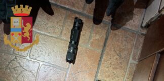 Attraverso delle serrate indagini, condotte dagli agenti della Polizia di Stato, è stato possibile arrestare in breve tempo il 57enne che venerdì sera aveva sparato ad una guardia giurata in servizio in un supermercato di via Corleone