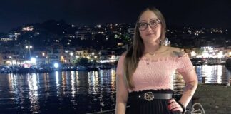 Una ragazza di 26 anni, Vanessa Zappalà, è stata uccisa con diversi colpi di arma da fuoco la notte scorsa mentre passeggiava in compagnia di alcuni amici sul lungomare di Aci Trezza, frazione marinara di Aci Castello, nel Catanese