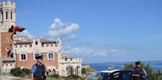 Continuano le attività dei Carabinieri nel centro cittadino di Noto, che dopo aver arrestato, negli ultimi giorni, 2 persone all’interno della popolosa comunità dei Caminanti, hanno questa volta rintracciato nello stesso ambito ed assicurato alla giustizia un uomo ricercato da oltre due anni per reati che vanno dall’estorsione alla truffa al furto aggravato