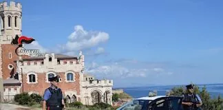 Continuano le attività dei Carabinieri nel centro cittadino di Noto, che dopo aver arrestato, negli ultimi giorni, 2 persone all’interno della popolosa comunità dei Caminanti, hanno questa volta rintracciato nello stesso ambito ed assicurato alla giustizia un uomo ricercato da oltre due anni per reati che vanno dall’estorsione alla truffa al furto aggravato