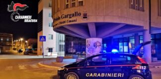 E’ stato sorpreso a bighellonare per la cittadina priolese, i militari della Stazione di Priolo Gargallo lo hanno arrestato in flagranza di reato per evasione un soggetto residente in paese e sottoposto agli arresti domiciliari per reati contro il patrimonio
