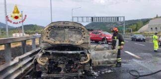 I Vigili del fuoco del Comando Provinciale di Potenza, con il personale in servizio presso il distaccamento di Lauria, in data odierna alle ore 10.26, sono intervenuti per l’incendio di un’autovettura sulla A2 Salerno Reggio Calabria