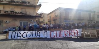 Quasi cinquanta persone oggi…, hanno deciso di bloccare la strada nel Quartiere collinare Condera a Reggio Calabria al grido di… “O acqua o guerra”