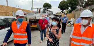 Il Sindaco Cateno De Luca ha partecipato, questa mattina, all’inizio ai lavori di sbaraccamento delle aree da riqualificare ricadenti a Fondo Sacca’, nell’ambito del Programma straordinario di intervento per la riqualificazione urbana e la sicurezza delle periferie – Progetto Capacity, unitamente a S,E. il Prefetto, all’Assessore al Risanamento Salvatore Mondello e all’Assessore alle Politiche abitative Alessandra Calafiore. Erano inoltre presenti esponenti della deputazione messinese, i vertici dell’Agenzia per il Risanamento ARISME e il Dott. Gaetano Giunta, nella qualità di referente del suddetto Piano