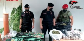 A Casignana, i carabinieri della Compagnia di Bianco e dello Squadrone Eliportato Cacciatori di Calabria hanno arrestato R.R., 56enne del luogo, unitamente ai due figli R.A. e R.F.P., rispettivamente di 20 e 19 anni, incensurati, per detenzione di armi e munizioni clandestine, ricettazione e detenzione a fini di spaccio di stupefacenti
