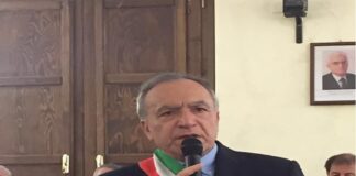 La notte scorsa, il sindaco di Rometta Nicola Merlino è stato aggredito dopo avere avuto un incidente stradale