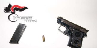 Nel pomeriggio di ieri, i Carabinieri della Compagnia di Barcellona Pozzo di Gotto, coadiuvati dai Carabinieri del Nucleo Cinofili di Nicolosi (CT), hanno arrestato in flagranza di reato M.A. 36enne, di Barcellona Pozzo di Gotto (ME), già noto alle forze dell’ordine, per detenzione illegale di una pistola rubata e del munizionamento