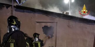 I Vigili del fuoco del Comando di Messina sono intervenuti ieri sera intorno alle 23:30 per il rogo di una baracca dove al suo interno vi era tanta immondizia