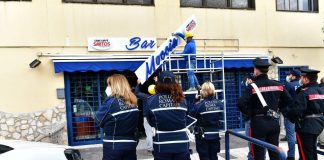 Il blitz di questa mattina di rimozione dell’insegna del “Bar Moccia”, i cui locali sono stati riconsegnati all’Ater, rientra nella strategia condotta dal prefetto di Roma Matteo Piantedosi