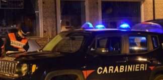 A Caulonia Marina, nei giorni scorsi, a seguito di mirata attività investigativa coordinata dalla Procura della Repubblica di Locri, hanno dato esecuzione a un’Ordinanza di custodia cautelare, per i reati di circonvenzione di persone incapaci, utilizzo indebito di carte di credito e furto in abitazione, nei confronti di tre soggetti, due uomini, già noti alle Forze dell’Ordine e una donna incensurata, tutti di un’età compresa tra i 38 e i 46 anni, residenti Marina di Gioiosa Jonica e Riace