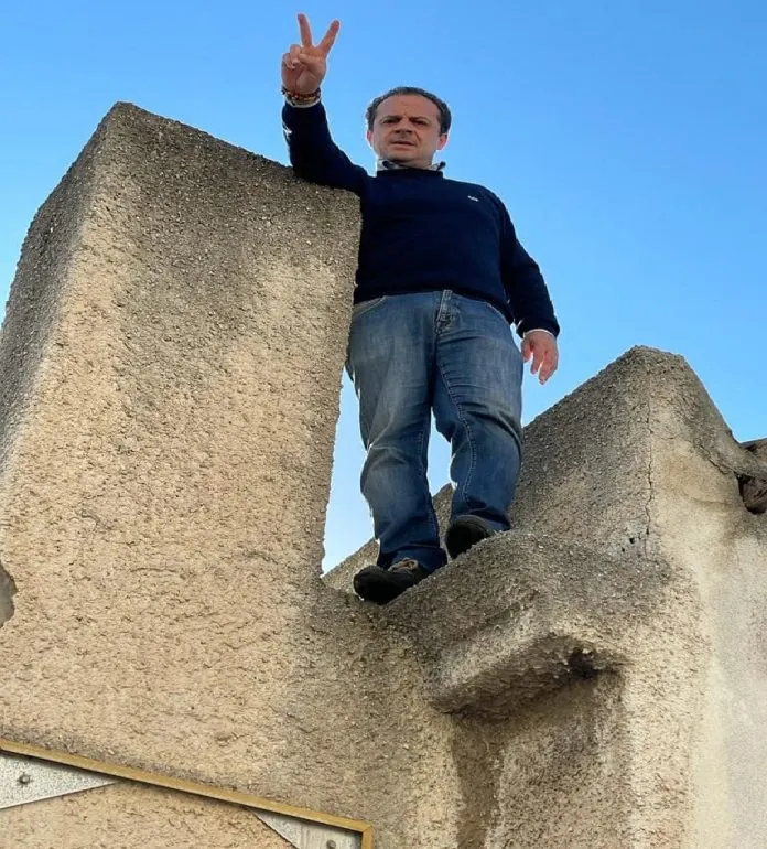 De Luca Sanderson