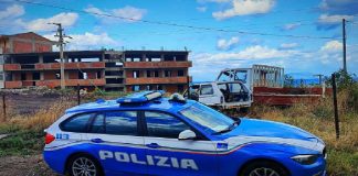 Nel corso di specifici servizi, gli agenti della Polizia Stradale, nella zona del Comune di Patti, individuavano un’area adibita a discarica abusiva di rifiuti speciali di vario genere, utilizzata per il “conferimento” di autovetture abbandonate ed altro materiale