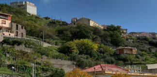 Il nubifragio che investì la zona del Messinese nel novembre del 2018 non risparmiò nemmeno il piccolo centro collinare jonico di Alì… dove le piogge, violente e insistenti, provocarono una frana che all’improvviso sgretolò una parte del muro di sostegno della piazza Santissimo Rosario, nel quartiere Ariella, e da allora parte di quell’area, che si trova a monte dell’ex sede del Municipio, è chiusa al transito veicolare e pedonale