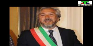 Vede in tarda serata per strada il sindaco, prima lo insulta, poi lo aggredisce fisicamente