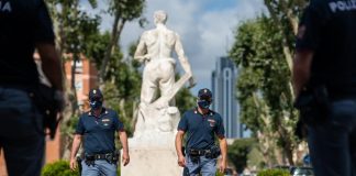 La Polizia di Stato – Questura di Latina nel corso della mattinata di ieri ha concluso una brillante operazione di polizia eseguendo un provvedimento di Misure cautelari detentive emesse dal Tribunale di Latina – Ufficio G.I.P. nei confronti di S.P. e K.H., entrambi 20enni di origine indiana e all’epoca dei fatti residenti a Terracina