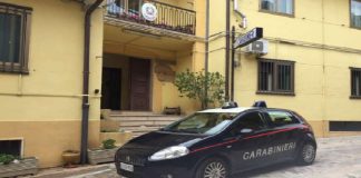 Nel pomeriggio del 25 ottobre 2021, in esecuzione di un’ordinanza di applicazione di misura cautelare agli arresti domiciliari emessa dalla Procura della Repubblica presso il Tribunale di Patti (ME), i Carabinieri della Compagnia di Mistretta (ME) hanno arrestato un cittadino mistrettese, già noto alle Forze dell’Ordine, poiché ritenuto responsabile di maltrattamenti in famiglia, lesioni personali e violazioni delle prescrizioni della sorveglianza speciale di P.S.