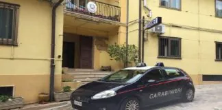 Nel pomeriggio del 25 ottobre 2021, in esecuzione di un’ordinanza di applicazione di misura cautelare agli arresti domiciliari emessa dalla Procura della Repubblica presso il Tribunale di Patti (ME), i Carabinieri della Compagnia di Mistretta (ME) hanno arrestato un cittadino mistrettese, già noto alle Forze dell’Ordine, poiché ritenuto responsabile di maltrattamenti in famiglia, lesioni personali e violazioni delle prescrizioni della sorveglianza speciale di P.S.