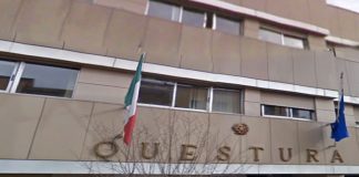 Nella mattinata di martedì 12 ottobre, la Squadra mobile di Cosenza ha dato esecuzione all’ordinanza del divieto di avvicinamento alla propria dimora ed al luogo di lavoro, emessa in data 11 ottobre 2021 dal Gip presso il Tribunale ordinario locale, su richiesta dei magistrati della Procura della Repubblica di sede, diretta dal procuratore capo Mario Spagnuolo