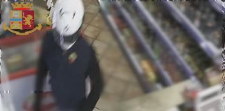 Nei giorni scorsi, il personale dei “Falchi” della Sesta Sezione “Contrasto al Crimine diffuso” della Squadra Mobile della Questura di Roma, impegnato quotidianamente nel contrasto dei reati predatori, ha sottoposto, di propria iniziativa, a Fermo di indiziato di delitto, due cittadini romani, B.R. classe ’78 e F.M. del ’75