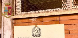 E’ stata immediata la risposta del personale della Polizia di Stato del commissariato Tuscolano, diretto da Fiorella Bosco, alle segnalazioni da parte di alcuni residenti che hanno evidenziato un anomalo via vai di autovetture all’interno di un box nella zona Gregna di Sant’Andrea a Roma