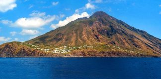 Una forte esplosione avvertita dagli abitanti del borgo di Ginostra e anche dai turisti…, è avvenuta oggi alle 16:50 sul cratere dello Stromboli nelle Isole Eolie