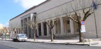 All’alba di oggi, in esecuzione di un’ordinanza di custodia cautelare agli arresti domiciliari emessa dal Gip del Tribunale di Enna su richiesta della locale Procura della Repubblica, i Carabinieri della Compagnia di Mistretta hanno arrestato un giovane di Nicosia ritenuto responsabile di due distinti episodi di violenza sessuale aggravata commessi in danno di due ragazze