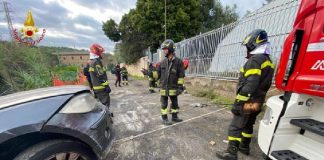 I Vigili del fuoco del Distaccamento di Letojanni sono intervenuti il 27 ottobre alle 15:30 per un incidente stradale a Giardini Naxos (Me), per un’automobile è uscita fuori dalla sede stradale