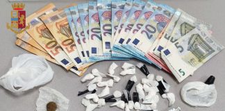 Gli agenti del commissariato San Lorenzo hanno arrestato C. R. italiano di 25 anni resosi responsabile del reato di detenzione ai fini di spaccio di sostanze stupefacenti, del tipo “Cocaina”, “Hashish” e “Marijuana”
