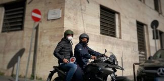 Lunedì pomeriggio i #Falchi della #Squadra Mobile di Napoli hanno notato nei pressi di uno stabile in via Padre Ludovico da Casoria un uomo che, con fare circospetto, stava occultando qualcosa in un contatore elettrico e che, alla loro vista, si è allontanato per eludere il controllo