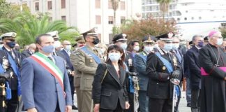 Si è svolta stamani a piazza Unione Europea la tradizionale cerimonia del 4 novembre, “Festa dell’Unità nazionale – Giornata delle Forze armate”, con lo schieramento interforze. Alla presenza del Prefetto Cosima Di Stani, del Sindaco Cateno De Luca, del Questore, dell’Arcivescovo Mons. Giovanni Accolla, e delle massime autorità di rappresentanza di tutte le Forze armate e corpi armati dello Stato, civili e delle associazioni combattentistiche e d’arma è stata deposta la corona d’alloro al Monumento ai Caduti della Grande Guerra